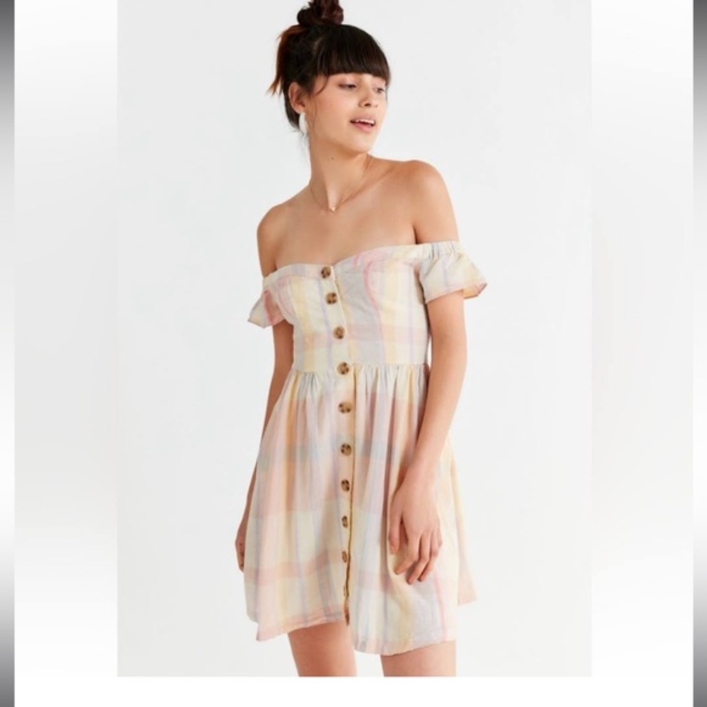 Urban Outfitters Amelie Off-The-Shoulder
Button-Down‎ Dress size M